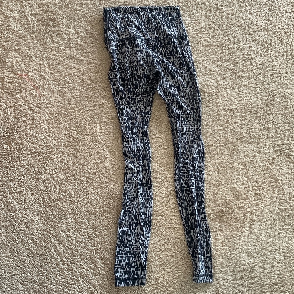 Lululemon aligns size 4
